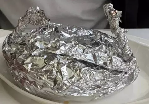 A dat 150 de dolari pe două porții de spaghete, dar când a venit farfuria a crezut că e o glumă: „Am primit o pungă de aluminiu!”