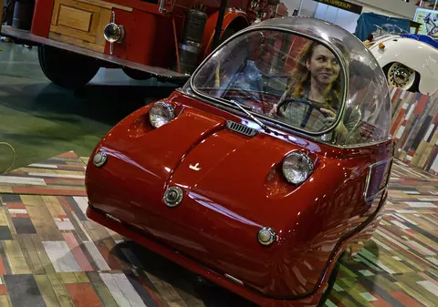 Cele mai bizare mașini din lume: de la modelul care se pliază ca un cărucior la cea mai mică mașină construită vreodată