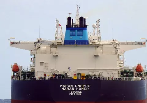 Un marinar român, printre persoanele aflate la bordul petrolierului grecesc care a fost atacat cu o dronă în Marea Neagră