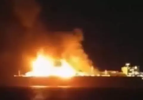 Un petrolier rusesc arde în Marea Mediterană, lovit de drone, iar echipajul este dispărut