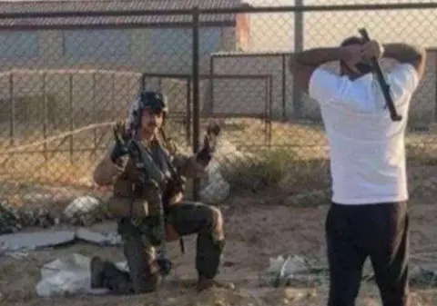 Momentul în care unul dintre piloții americani din avioanele F-15 doborâte în Kuwait este amenințat de un localnic după ce a aterizat | VIDEO