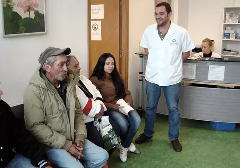 Peste 2.000 de pacienți riscă să rămână fără servicii medicale. Policlinica socială din București lăsată fără finanțare de statul român după presiuni pe tăierea de costuri