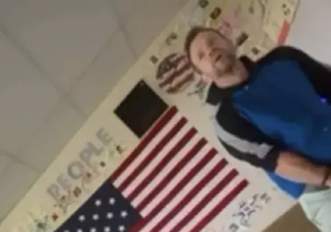Profesor filmat urinând în sala de clasă, în SUA: „Doamne, ce bine e!”. Dascălul de istorie de la clasa a VIII-a a fost suspendat