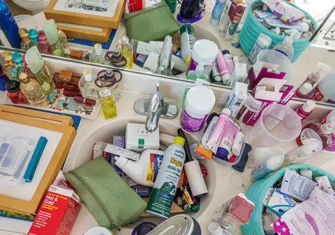 Cum îți dai seama dacă fondul de ten preferat sau crema de noapte a expirat? Semnele se văd imediat