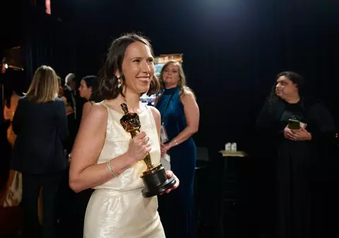 Regizoarea de origine română Natalie Musteață, câștigătoarea premiului Oscar pentru scurtmetrajul „Two People Exchanging Saliva”, vine la București