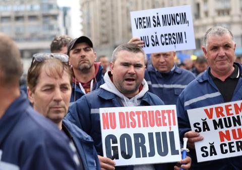 Minerii protestează în fața Guvernului pentru oprirea închiderii minelor și salvarea locurilor de muncă. Fanii lui Călin Georgescu au spart barajul jandarmilor și s-au alăturat