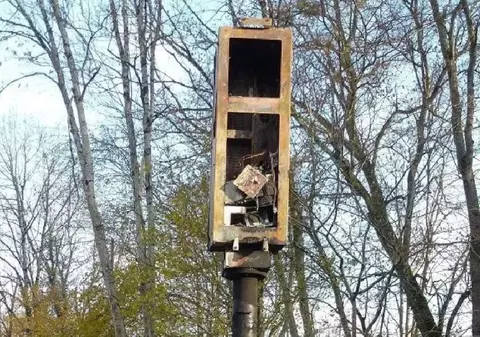 Trei radare de pe trei drumuri diferite au luat foc aproape în același timp, în Franța