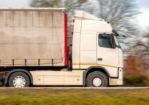 Interzis pentru șoferii de camioane pe DN7, între Râmnicu Vâlcea și Boița. Poliția Română: „În zilele de luni până sâmbătă, în intervalul orar 8:00 – 17:30”