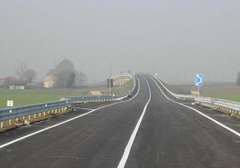 O româncă de 21 de ani e dispărută de cinci zile în Italia. Scafandrii o caută pe Elena în lacuri și canale din zona Foggia