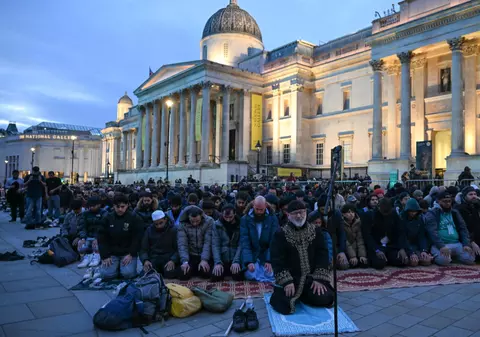 Rugăciunea publică de Ramadan făcută în Trafalgar Square, cu participarea primarului Sadiq, a stârnit un uriaș scandal politic în Marea Britanie