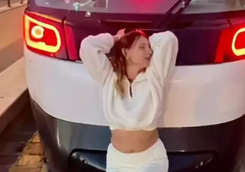 Sandra, femeia care s-a căsătorit cu un tramvai: „Profund îndrăgostită de 3013”