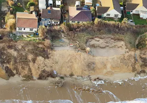 Un sat de la malul mării din Marea Britanie a renunțat să mai lupte cu natura și trebuie să decidă la ce locuri va renunța în favoarea apelor