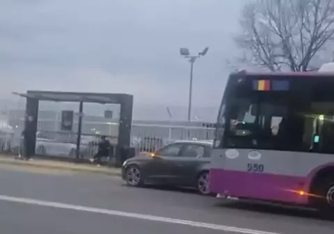 Un șofer din Cluj și-a lăsat Mercedesul pe avarii și a blocat o stație de autobuz, apoi s-a luat la ceartă cu șoferul CTP: „Locuri de parcare pentru șmecheri”