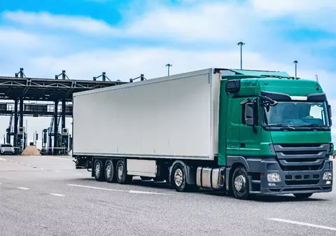 Un șofer român de TIR a fost arestat direct pe șosea și eliberat abia după ce a plătit 13.000,83 de euro, plus o amendă de 1.125 de euro, în Franța