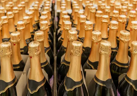 Un șofer român de TIR a furat 25.000 de sticle de șampanie și n-a fost prins. În total, pagubă de 1.000.000 de euro, șefii lui au fost condamnați