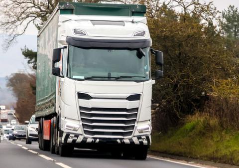 Un român a rămas fără benzină pe autostradă și l-a călcat un TIR în timp ce-și împingea mașina spre benzinărie, în Germania