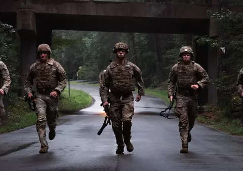 Armata SUA caută soldați: Vârsta maximă urcă la 42 de ani și se renunță la restricțiile privind marijuana