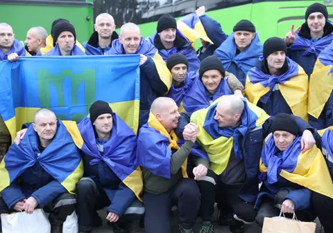 „Iubirea mea, sunt viu”: primul apel al unui soldat ucrainean eliberat din captivitatea rusă | VIDEO