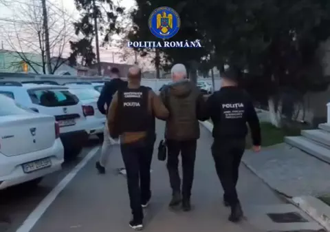 Patru persoane au fost reținute după ce o rafinărie din Ploiești a deversat ilegal reziduuri petroliere în râul Dâmbu