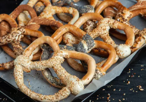 Românii renunță la restaurante și preferă livrarea la domiciliu sau covrigii