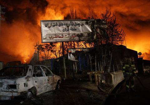 Teheranul, acoperit de fum toxic după ce multiple depozite de petrol au fost bombardate: „E apocaliptic”