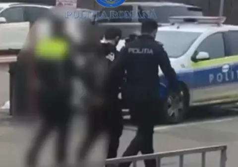 O tânără din București și-a pus iubitul de 18 ani să folosească un pistol de jucărie și să jefuiască bărbații pe care ea îi agăța pe Tinder