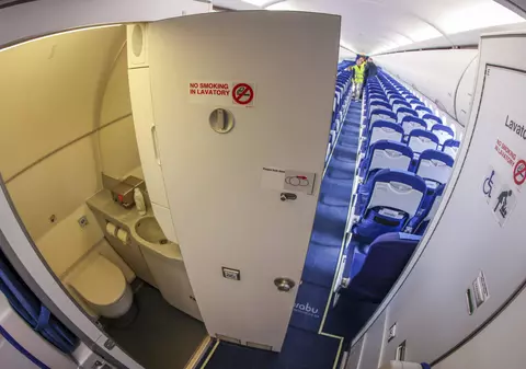 Când este ideal să mergi la toaletă în timpul zborului: „Cele mai bune momente”