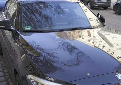 Un șofer se luptă să-și recupereze banii de la un dealer de mașini de lux, înregistrat la un adăpost de oameni ai străzii din Viena