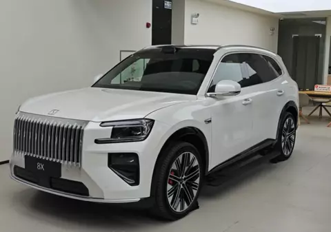 Chinezii de la Geely au vândut în 38 de minute 10.000 de bucăți din noul lor SUV hibrid de 1.380 de cai putere, Zeekr 8X