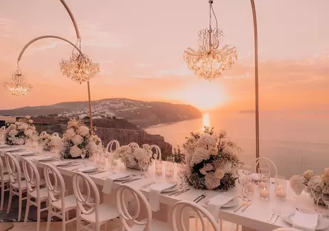 Nuntă în Santorini: apusuri spectaculoase și momente care rămân pentru o viață