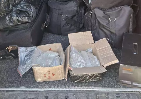 Captură surpriză la vamă. Ce au descoperit polițiștii într-un microbuz care venea din Ucraina