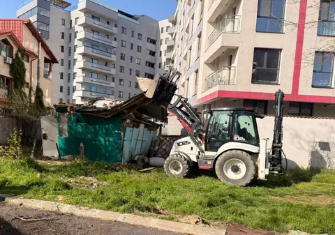 26 de tone de gunoi strânse după demolarea a două construcții ilegale, în sectorul 6, București
