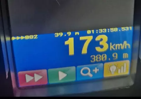 Tânăr șofer prins de radar circulând cu 173 km/h într-o localitate din Argeș. Ce sancțiuni a primit