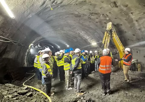 Peste 700 de muncitori și 200 de utilaje lucrează pe A1, la Margina – Holdea. Studenții din Timișoara învață despre construcții direct de pe șantier