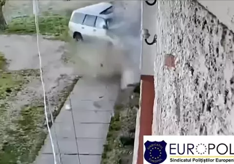 Momentul în care o mașină s-a izbit violent de zidul unei case, în Caraș-Severin. Șoferul a murit, iar soția și cei trei copii au ajuns la spital