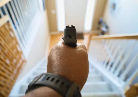 Un fost plutonier major este acuzat că la beție și-a descărcat arma în ușa unui apartament din Constanța