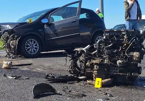 Motorul a zburat de sub capotă într-un accident violent pe centura din Drobeta-Turnu Severin. O tânără de 19 ani a murit în urma impactului | VIDEO