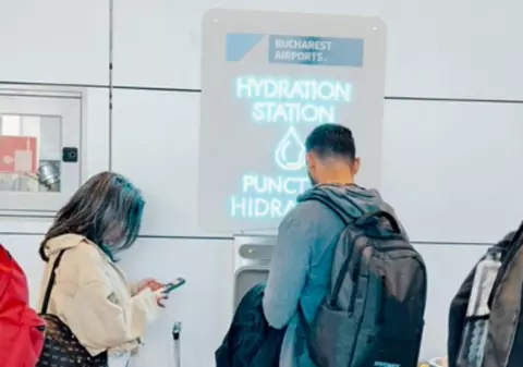10 stații cu apă gratuită pentru pasagerii de pe aeroportul Otopeni. Primele cișmele au fost deja puse în funcțiune | VIDEO