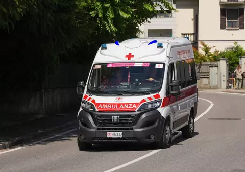 Cel puțin 5 bătrâni au fost uciși de un paramedic prin metoda „bulei de aer” în „ambulanța morții” din Italia