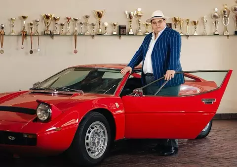 Cine e regizorul român care deține peste 70 de mașini, dintre care 32 de epocă. Din colecția sa face parte și mașina lui Benny Andersson de la trupa ABBA