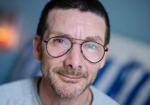 Un angajat a fost dat afară din magazinul în care lucra de 17 ani, pentru că a oprit un hoț să fure ouă de ciocolată