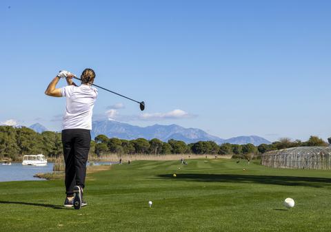 Cel mai mare teren de minigolf din Europa se întinde pe o suprafață de 107.000 de metri pătrați și are propria cascadă