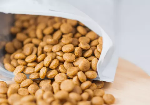 Metro retrage urgent un lot de arahide prăjite din cauza contaminării cu aflatoxine cancerigene