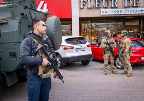 Atac armat și luare de ostatici la Kiev: cel puțin șase morți, printre care un copil