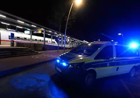 Un tânăr a fost încuiat în toaleta unui tren de mare viteză după ce a aruncat cu petarde și a rănit 12 oameni, în Germania