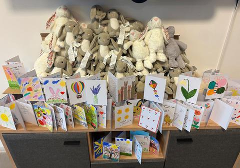 Fundația Ringier împreună cu Asociația Magic, la „Atelierul de creație și fapte bune”: felicitări și jucării de pluș pentru copiii din secțiile de oncopediatrie din București