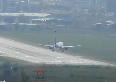 Momentul în care un avion este zguduit puternic la aterizarea pe aeroportul din Cluj, din cauza vântului: „Pilotul a fost grozav”