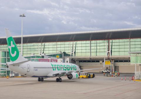 Companiile aeriene care au anulat zboruri sau au crescut prețurile pe fondul crizei kerosenului: ce bilete s-au scumpit