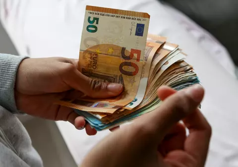 O menajeră a returnat 4.000 de euro găsiți la muncă și a primit o ofertă neașteptată: „Mi s-au tăiat picioarele”