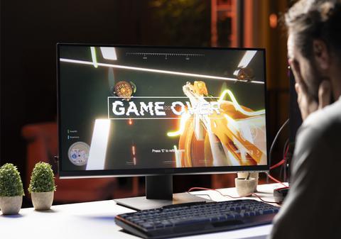 Un bărbat care stă pe jocuri video cel puțin 5 ore pe zi se plânge că soția îl pune să aibă grijă de copil: „Eu lucrez, de fapt ea doar se joacă împreună cu cel mic!”